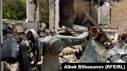 Баткендин Достук айылындагы талкаланган үйлөрдүн бири.
