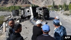 Кыргызстан, Баткен облусу. Кыргыз-тажик чек арасы, Ак-Сай айылы. 16-сентябрдагы куралдуу жаңжалда күйүп кеткен жүк ташуучу машине. Сүрөт 20-сентябрда тартылган. 