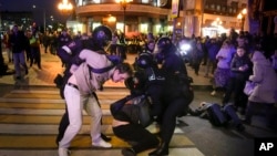 Орусияда мобилизацияга каршы чыккандарды полиция кармап жатат. 