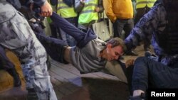 Potrivit unei organizații pentru apărarea drepturilor omului, mai mult de 1300 de persoane au fost arestate în orașele rusești unde au avut loc proteste anti-mobilizare. Între acestea: Moscova, Sankt Petersburg, Kranoiarsk, Ekateringburg, Ufa, Krasnodar și Irkuțk. 