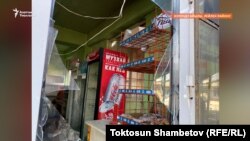 Кыргыз-тажик чек арасындагы соңку куралдуу жаңжалда өрттөлүп, талкаланган дүкөн. Лейлек району. Сентябрь, 2022-жыл.