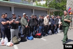 Recruți participă la o ceremonie de înrolare la biroul de înrolare din Soci, înainte de a pleca la serviciul militar în cadrul Forțelor Armate Ruse, 21 mai 2022.