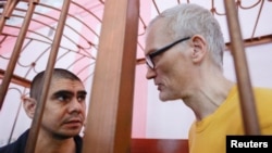 Vjekoslav Prebeg iz Hrvatske(lijevo) i Mathias Gustafsson iz Švedske u kavezu optuženih tokom sudske rasprave u Donjecku, Ukrajina, 15. kolovoz 2022. 