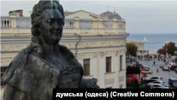 Această perspectivă nu mai există la Odesa. Statuia iconică a împărătesei Ecaterina cea Mare, simbolul prezenței rusești la Marea Neagră, a fost demolată pe 29 decembrie. Un efect secundar al invaziei lui Putin în Ucraina e îndepărtarea ei de istoria, cultura și ortodoxia rusă. 