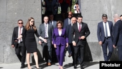 Председателка на Камарата на представителите на САЩ Нанси Пелоси (в средата) посети Мемориалния комплекс на арменския геноцид в Ереван на 18 септември.