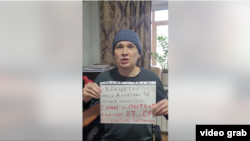 Түрмеден жаңа босаған Тимур Дәнебаев видео үндеу жолдап отыр. Видеоны құқық қорғаушы Бақытжан Төреғожина жариялады. 2 қыркүйек 2025 жыл.