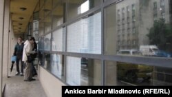 Mladi ispred zavoda za zapošljavanje u Zagrebu