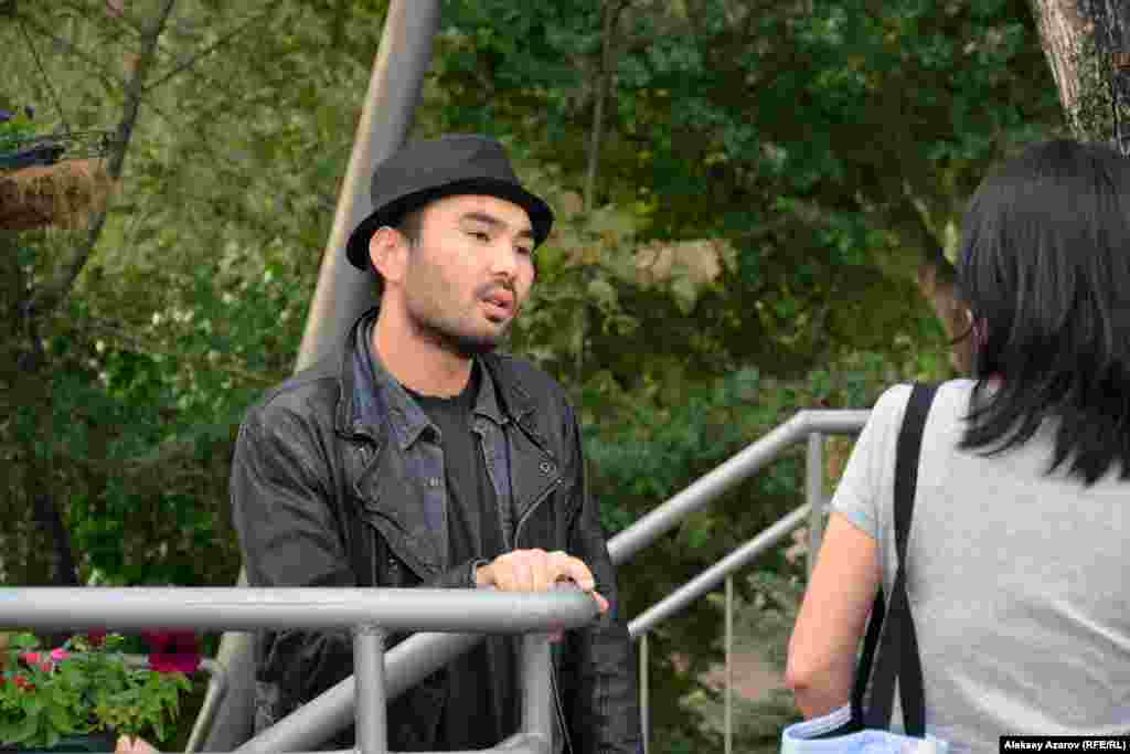 Среди зрителей можно было увидеть несколько известных в Казахстане творческих деятелей &ndash; кинорежиссеров Аскара Узабаева, Жасулана Пошанова, Ерлана Нурмухамбетова. Пришел посмотреть на фильм своих друзей и популярный певец Галымжан Молданазар (на снимке). &nbsp;