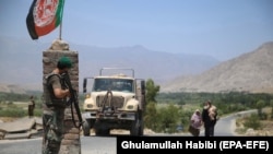 Një ushtar afgan duke kontrolluar një pikëkalim mes qyteteve në Afganistan.