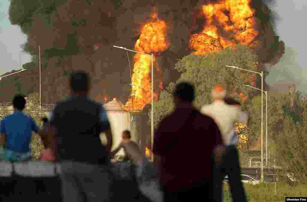 Місцеві жителі спостерігають за пожежею