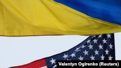 Flamuri i SHBA-së dhe ai i Ukrainës duke valuar në Kiev. 