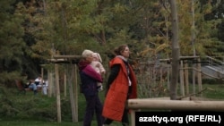 Алматыдағы жаңа сквер. Қаңтар оқиғасы кезінде өртенген президент резиденциясының орнына ашылған. 29 қазан 2025 жыл.