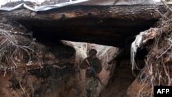 Egy ukrán katona járőrözik a Donyeck régióban, 2021. április 5-én