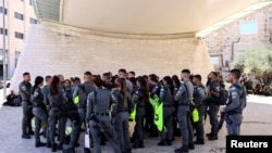 Az amerikai elnök látogatására készülnek Jeruzsálemben 2022. július 13-án