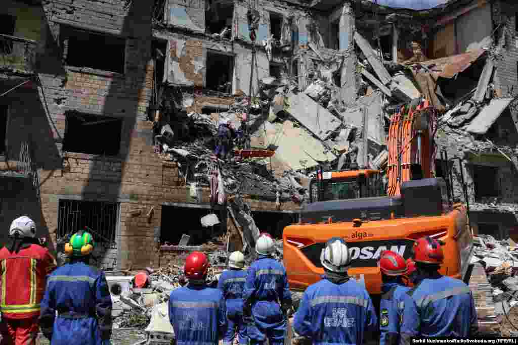 Рятувальники дістали з-під завалів тіло загиблої людини