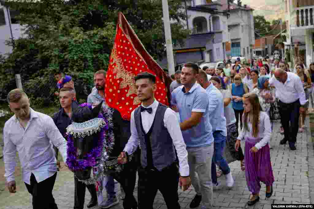 Невестата на коњ со поворка низ селото до церемонијата.