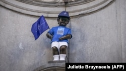 Bruxelles: Manneken Pis, statuia-fântână care e simbolul orașului, îmbrăcată în culorile NATO, 14 iunie, 2021