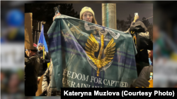 Катерина Музлова, донька звільненого нещодавно з полону морпіха, на акції з вимогою звільнення усіх військовополонених і заручників Росії. 