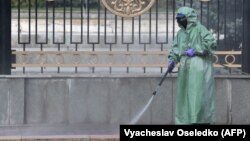 Дезинфекция территории близ «Белого дома». Бишкек, 26 марта 2020 г.