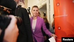 Mette Frederiksen, danska premijerka i predsjednica Socijaldemokratske partije razgovara s članovima svoje stranke u parlamentu, usred danskog referenduma o učešću zemlje u Zajedničkoj sigurnosnoj i odbrambenoj politici Evropske unije (CSDP), u Kopenhagenu, 1. juna 2022.