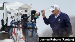 Donald Trump regnáló elnök másik golfütőt választ 2020. november 15-én.