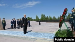 Касым-Жомарт Токаев в Музейно-мемориальном комплексе жертв политических репрессий и тоталитаризма «АЛЖИР». Акмолинская область, 31 мая 2025 года