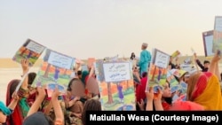 اطفال با شوق در انتظار آغاز سال تعلیمی اند