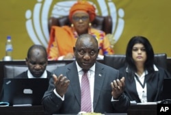 Južnoafrički predsjednik Cyril Ramaphosa odgovara na pitanja u parlamentu u Cape Townu 11. maja 2023..
