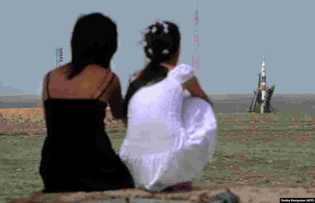 Казашки дивляться на приготування до старту в 2009 році. Поки Росія долає корупцію при створенні космодрому &laquo;Східний&raquo;, а США починають 30 травня 2020 року програму запуску астронавтів до МКС на ракетах SpaceX (запуск був перенесений), старий казахський стартовий майданчик відходить у минуле. Що буде з населенням міста, яке його обслуговує, поки незрозуміло &nbsp;