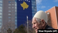 Një i moshuar duke kaluar pranë Qeverisë së Kosovës. Fotografi ilustruese 