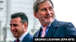 Прем’єр-міністр Македонії Зоран Заєв (л) вітає єврокомісара Йоганнеса Гана, Скоп’є, 17 липня 2018 року