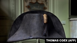 Napóleon híres sisakja Bruno Ledoux magángyűjteményének tárgyát képzi.