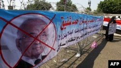 Plakat sa likom Ahmada Šafika, premijera iz Mubarakove ere