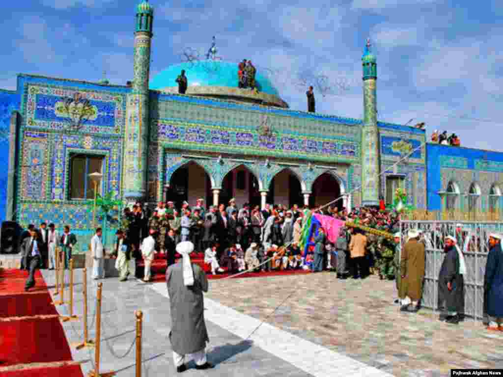 مردم افغانستان اعتقاد دارند که علی، اولین امام شیعیان در مزار شریف به خاک سپرده شده است.