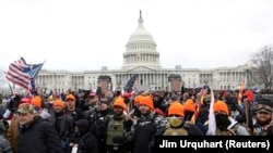 A Proud Boys szélsőjobboldali csoport tagjai az amerikai Capitolium épülete előtt, Washingtonban 2021. január 6-án
