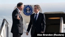 Державний секретар США Ентоні Блінкен (на фото праворуч) прибув до Тель-Авіва, це сталося після припинення вогню в Смузі Гази