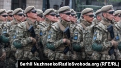 Українські військовослужбовці під час підготовки до параду з нагоди 30-річчя Незалежності України. 18 серпня 2021 року. Київ