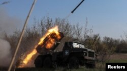 Український військовий стріляє з реактивної системи залпового вогню БМ-21 «Град» у бік російських військ на передовій, поблизу міста Покровськ Донецької області, 9 квітня 2025 року