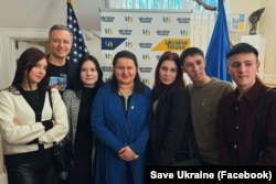 Ксенія з дітьми, яких вдалося повернути додому, у США