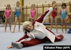 Keleti Ágnes, a világ legidősebb olimpikonja, a művészi torna ötszörös aranyérmese. Az 1956-os melbourne-i olimpia után disszidált és Izraelbe vándorolt ki, majd hat éve tért vissza Magyarországra. A kép 95 éves korában készült, Keleti Ágnes 2021-ben betöltötte a 100 éves életkort.