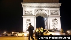 Policia franceze gjatë një kontrolli në Paris të Francës. 