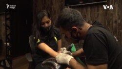 "Olyan, mint egy terápia”: tetoválásokkal emlékeznek a járvány áldozataira