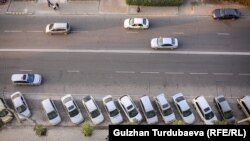 Бишкек шаарындагы машинелер. Иллюстрациялык сүрөт.