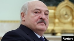 «Пропозиції Дональда Трампа у цьому плані я абсолютно оцінюю нормально. Але мають бути враховані й наші інтереси», – заявив Лукашенко 