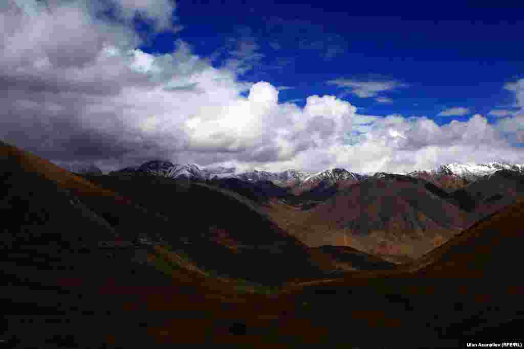 Тоо боорун аралап чыккан айланма жол автострада сапатында болбосо дагы жайлоого чейин жеңил машине менен барууга мүмкүн.