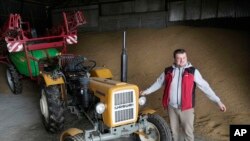 Пьотр Корицький, 34-річний польський фермер, стоїть на складі, заповненому зерном, на своїй фермі в Цивінах Войських, Польща, 18 березня 2024 року