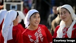 <p>Оштун башкы аянтындагы Нооруз. Улуттук кийимчен кыздар 