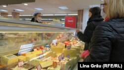 Гӯшаи фурӯши панир дар як маркази тиҷоратӣ