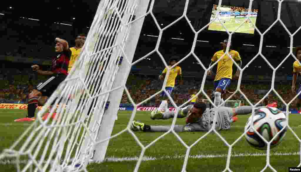 Лаҳзаи голзании футболбози олмонӣ ба дарвозаи рақиби худ - Бразилия