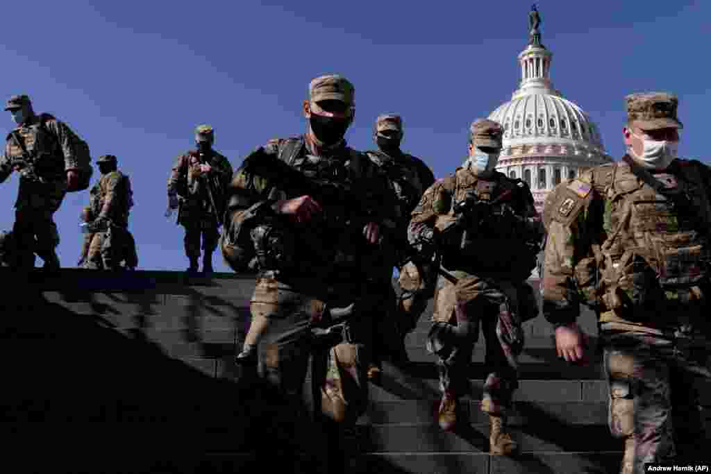 A Nemzeti Gárda tagjai elhaladnak a Capitolium kupolája mellett Washington DC-ben.